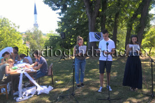 Mladi iz Gradačca čitaju imena žrtava genocida nad Bošnjacma iz jula 1995. godine