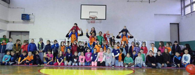 Djeda Mraz na završnom treningu Škole sporta „Spartak Kids“
