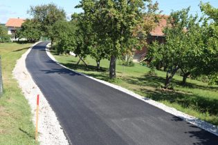 Nastavljeno asfaltiranje putnih pravaca na području Gradačca
