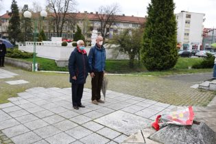 Polaganjem cvijeća na spomen-obilježja obilježen 6. april – Dan oslobođenja Gradačca u 2. svjetskom ratu