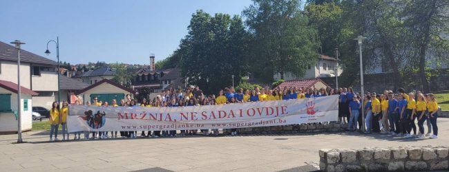 Srednjoškolci Gradačca plesali za toleranciju na Trgu Alije Izetbegovića