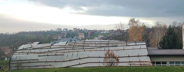Jak vjetar uništio krov fiskultarne sale Osnovne škole “Dr. Safvet-beg Bašagić” u Gradačacu