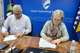 Nabavkom sanitetskog vozila Vlada TK nastavlja proces opremanja UKC-a Tuzla