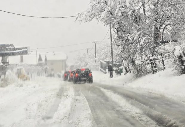 U Gradačcu snijeg uzrokovao problem na putevima i nestanak električne energije