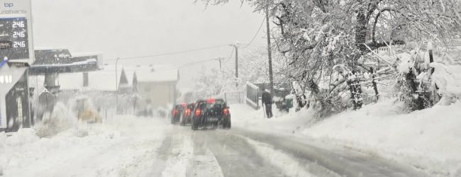 U Gradačcu snijeg uzrokovao problem na putevima i nestanak električne energije