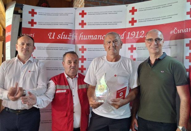 Crveni križ FBiH uručio devet priznanja dobrovoljnim davaocima krvi iz Gradačca