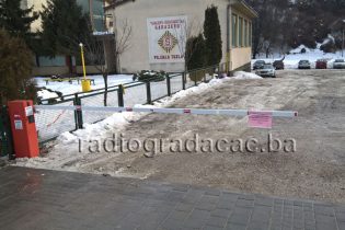 Naloženo uklanjanje rampi na ulazu u parking kod OŠ „Ivan Goran Kovačić“ u Gradačcu
