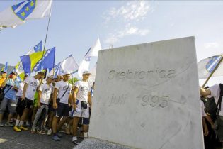 Marš mira 2017: Učesnici u tišini stigli u Memorijalni centar Potočari