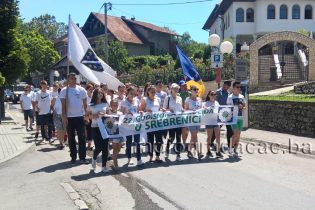 Mirnom šetnjom u Gradačcu obilježena godišnjica srebreničkog genocida