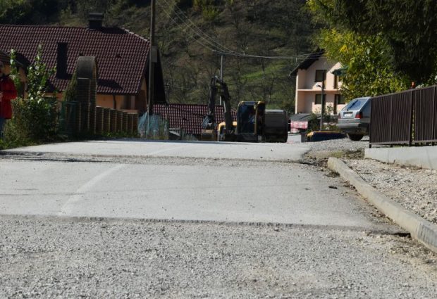 Objavljen Javni poziv za raspodjelu sredstava za projekte sanacije (rehabilitacije) lokalnih i nerazvrstanih cesta na području Tuzlanskog kantona