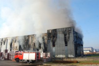 Od sinoć gori poslovni objekat u Industrijskoj zoni