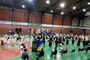 FOTO: Održana 8. smotra folklora KUD “Zmaj od Bosne”