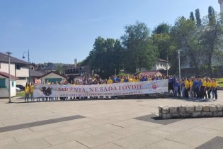 Srednjoškolci Gradačca plesali za toleranciju na Trgu Alije Izetbegovića