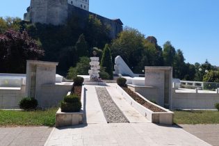 Popisan ugovor o izvođenju radova na sanaciji Centralnog spomen obilježja u Gradačcu