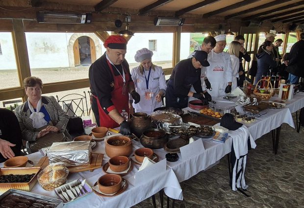 U Gradačcu otvoren Gastro-festival “Kuhaj, peci, reci”