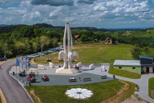 Na Banderi obilježena 33 godine osnivanja Patriotske lige Gradačac i sedama godišnjica izgradnje spomenika Ljiljan