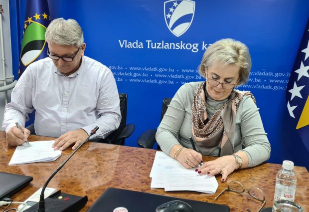 Nabavkom sanitetskog vozila Vlada TK nastavlja proces opremanja UKC-a Tuzla