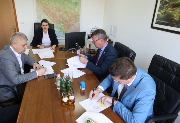 Vlada TK sufinasira projekat nabavke građevinske mašine za utovar otpada