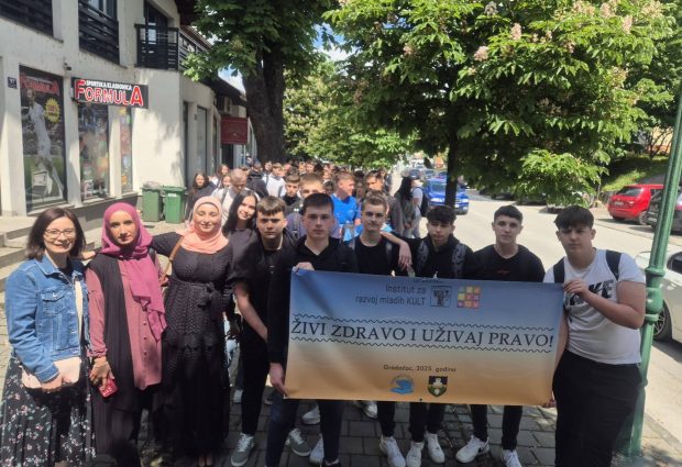 Srednjoškolci šetnjom promovišu zdrav način života