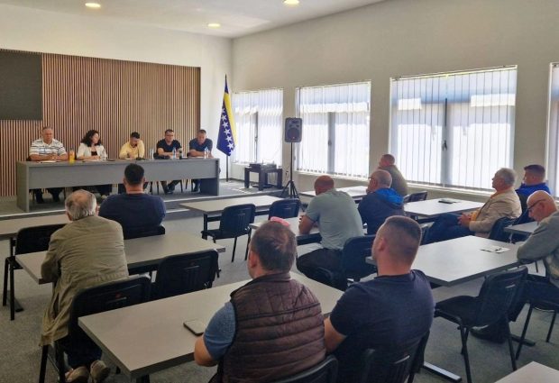 PU Gradačac – Održana edukacija na temu primjene novog Zakona o oružju i municiji TK-a za članove lovačkog društva