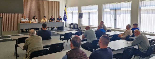PU Gradačac – Održana edukacija na temu primjene novog Zakona o oružju i municiji TK-a za članove lovačkog društva