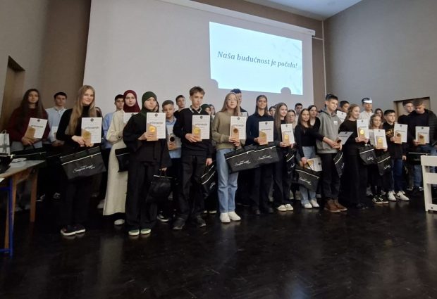 Gradačačkim učenicima dodjeljena priznanja “Šampioni znanja 2025”