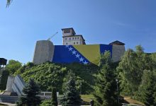 Najveća zastava Bosne i Hercegovine na kuli Zmaja od Bosne