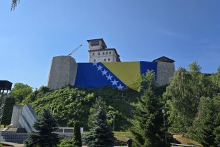 Najveća zastava Bosne i Hercegovine na kuli Zmaja od Bosne