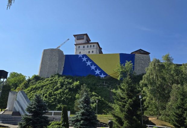 Najveća zastava Bosne i Hercegovine na kuli Zmaja od Bosne