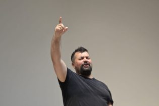JESENJI DANI KULTURE U GRADSKOM KINU: Irfan Kasumović uvjerljivom izvedbom predstave „Rod i dom“ osvojio gradačačku publiku